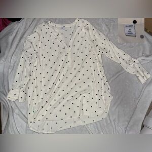 Old Navy Women's split crew blouse - White with Black Dots